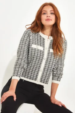 Joe Browns Kurze Strickjacke Mit Schimmer-Detail -Angebote Stil Welt Store N76388s4 scaled